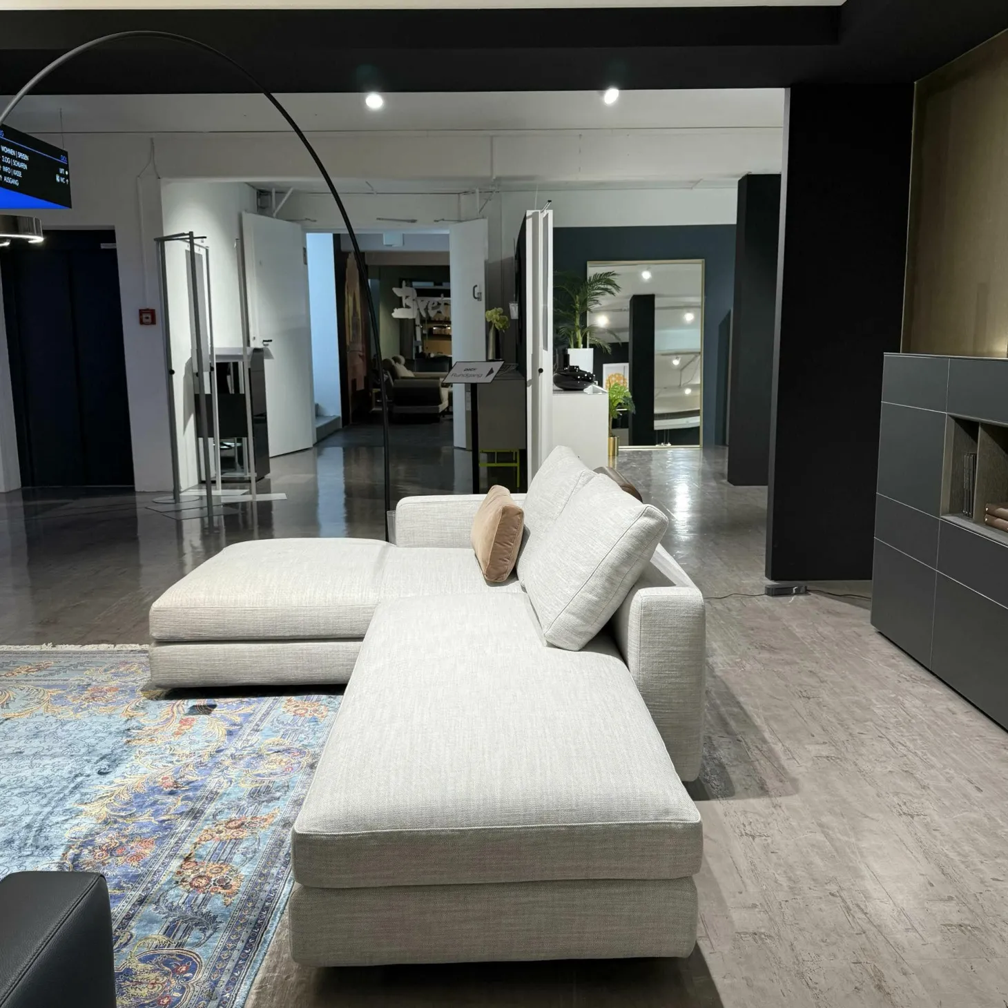 Ecksofa Marlo Stoff Gioia Seidengrau mit 3 Kissen und Funktionsrolle