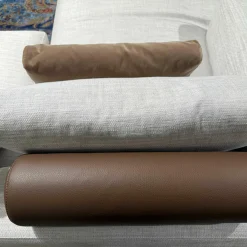 Ecksofa Marlo Stoff Gioia Seidengrau mit 3 Kissen und Funktionsrolle