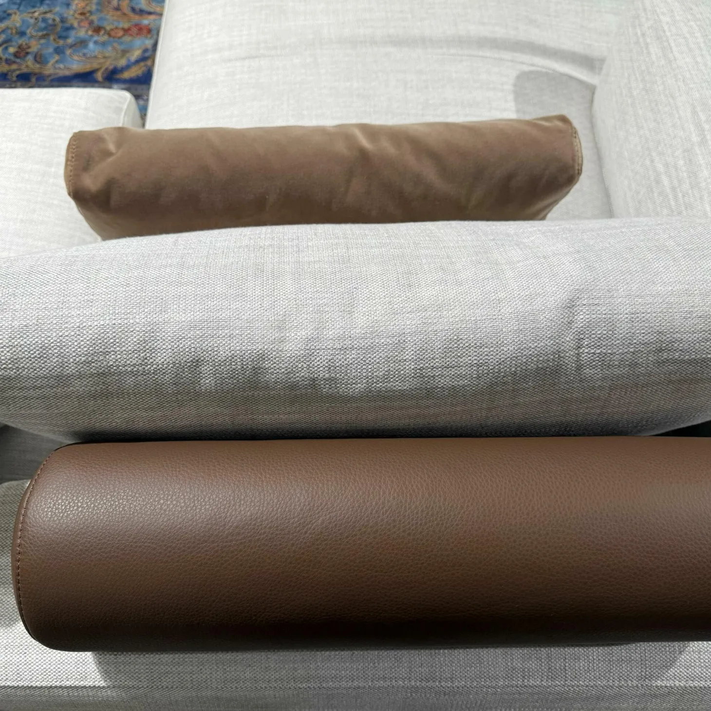 Ecksofa Marlo Stoff Gioia Seidengrau mit 3 Kissen und Funktionsrolle