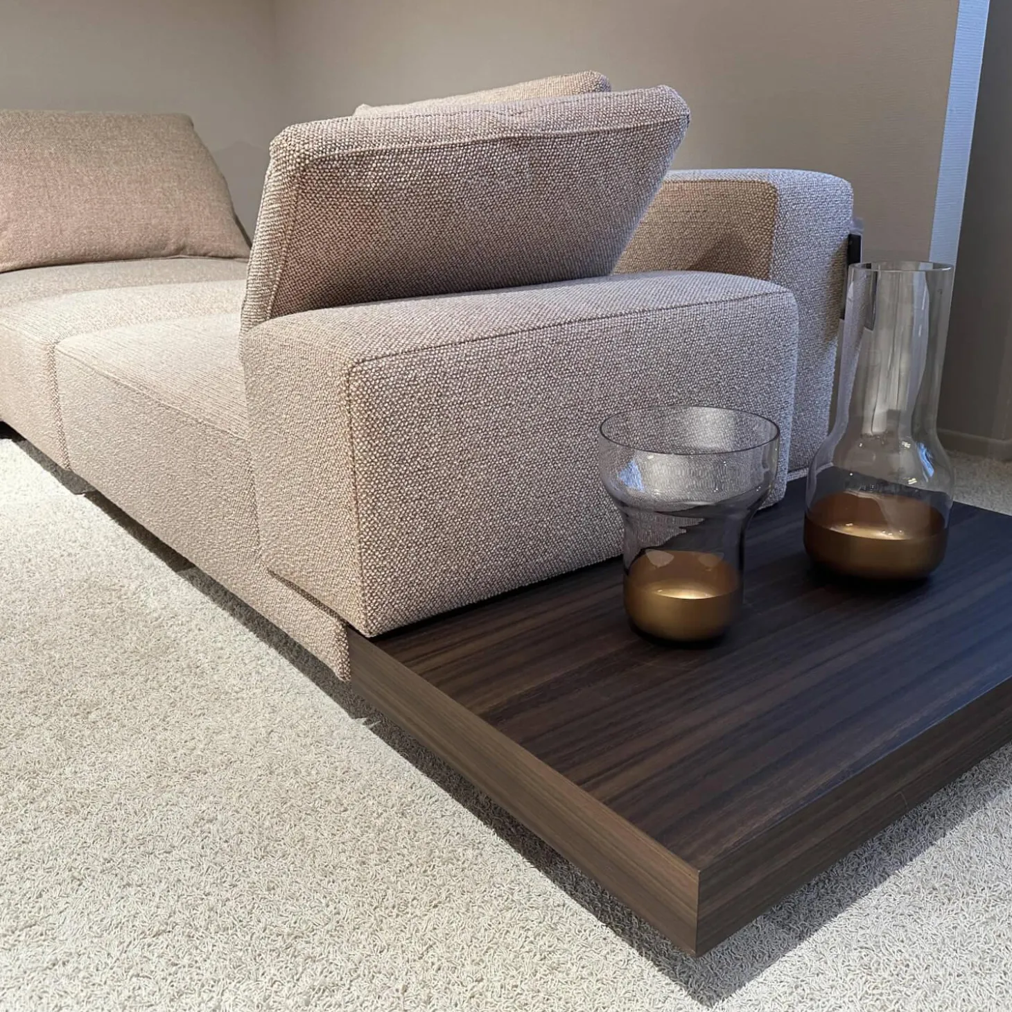 Ecksofa Marteen Stoff ZF673 Rosa Untergestell Zinn mit Couchtisch