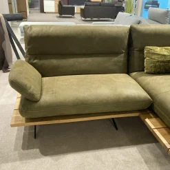 Ecksofa Mary Stoff Bison Khaki Grün Naht Beige Plateau Wildeiche Massiv Geölt Kufe Schwarz