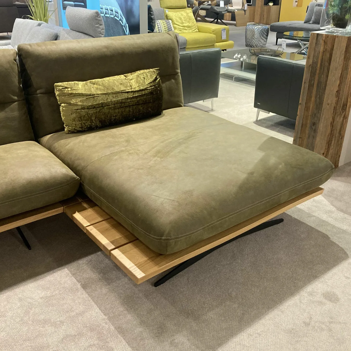 Ecksofa Mary Stoff Bison Khaki Grün Naht Beige Plateau Wildeiche Massiv Geölt Kufe Schwarz