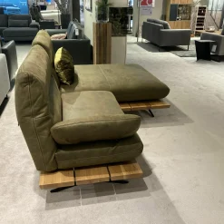 Ecksofa Mary Stoff Bison Khaki Grün Naht Beige Plateau Wildeiche Massiv Geölt Kufe Schwarz