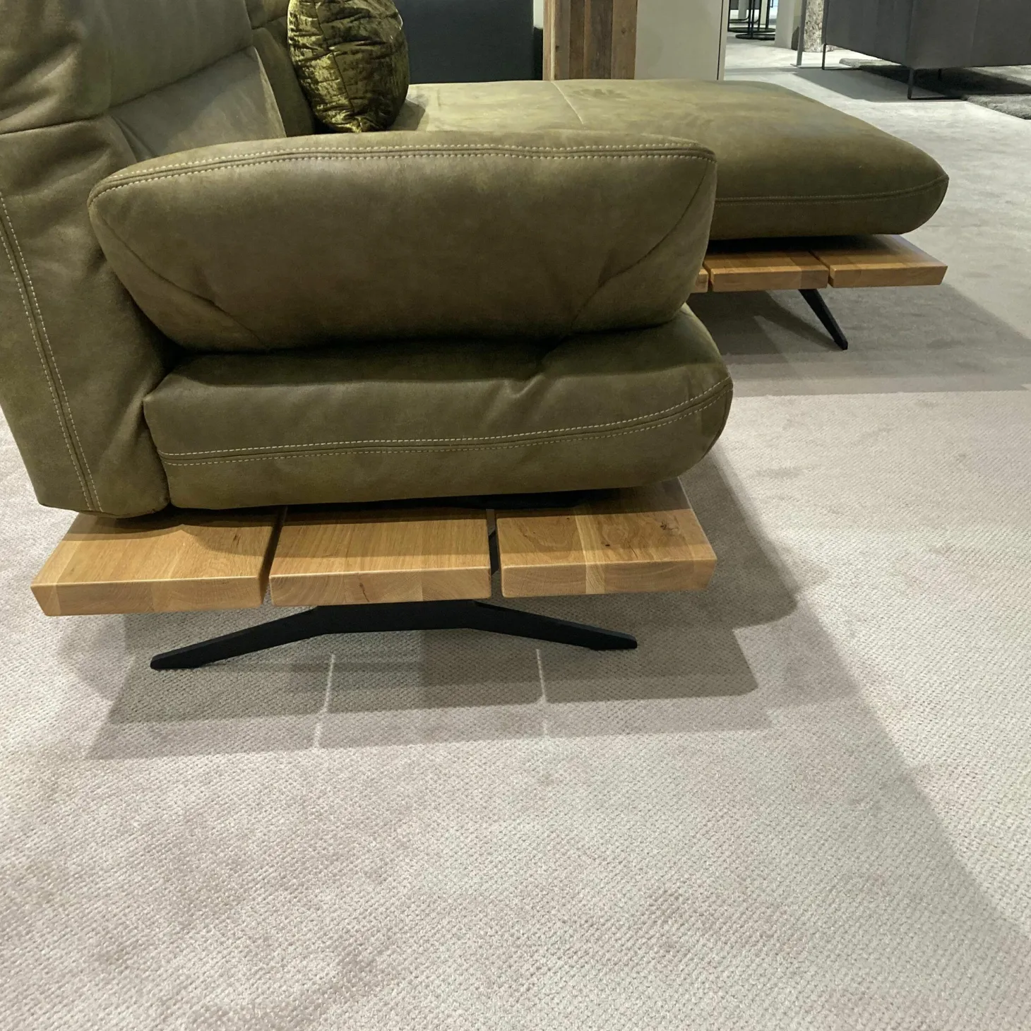 Ecksofa Mary Stoff Bison Khaki Grün Naht Beige Plateau Wildeiche Massiv Geölt Kufe Schwarz