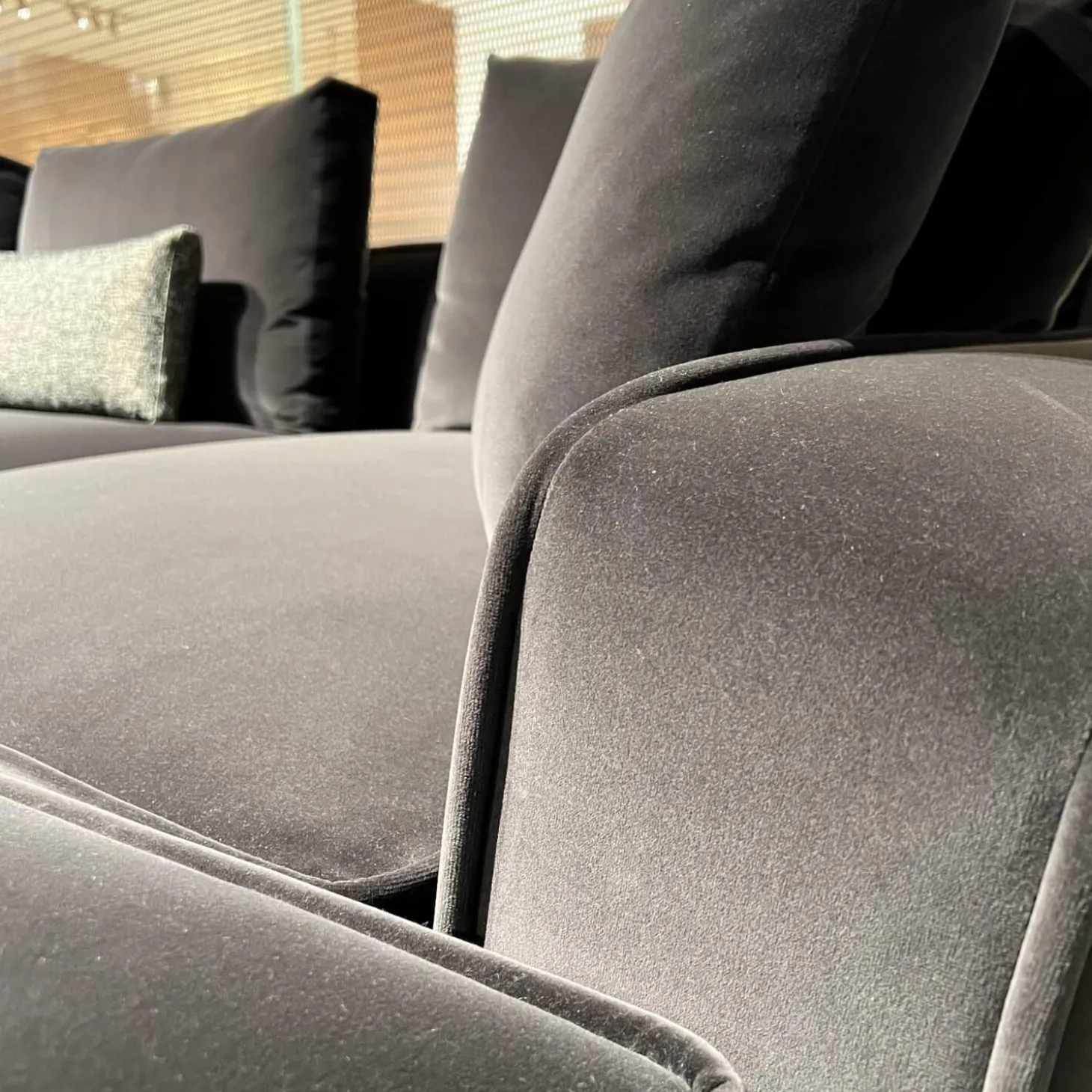 Ecksofa Maxalto Solatium Stoff Sirio Anthrazit 2053153 mit 7 Kissen