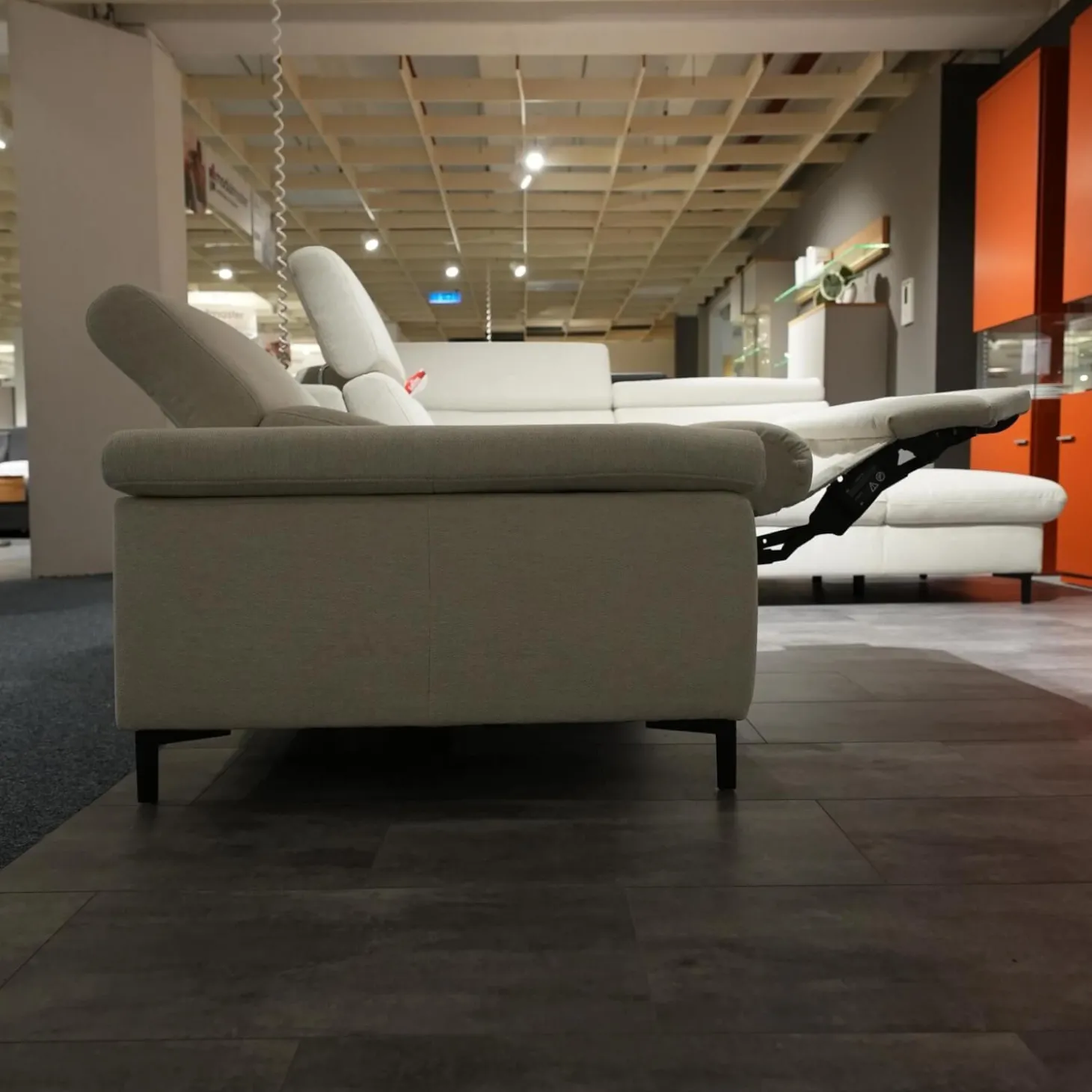 Ecksofa MM ZE1161 Stoff Calido Ecru Grau Metallfüße Schwarz Mit Motorischer Wallaway Funktion