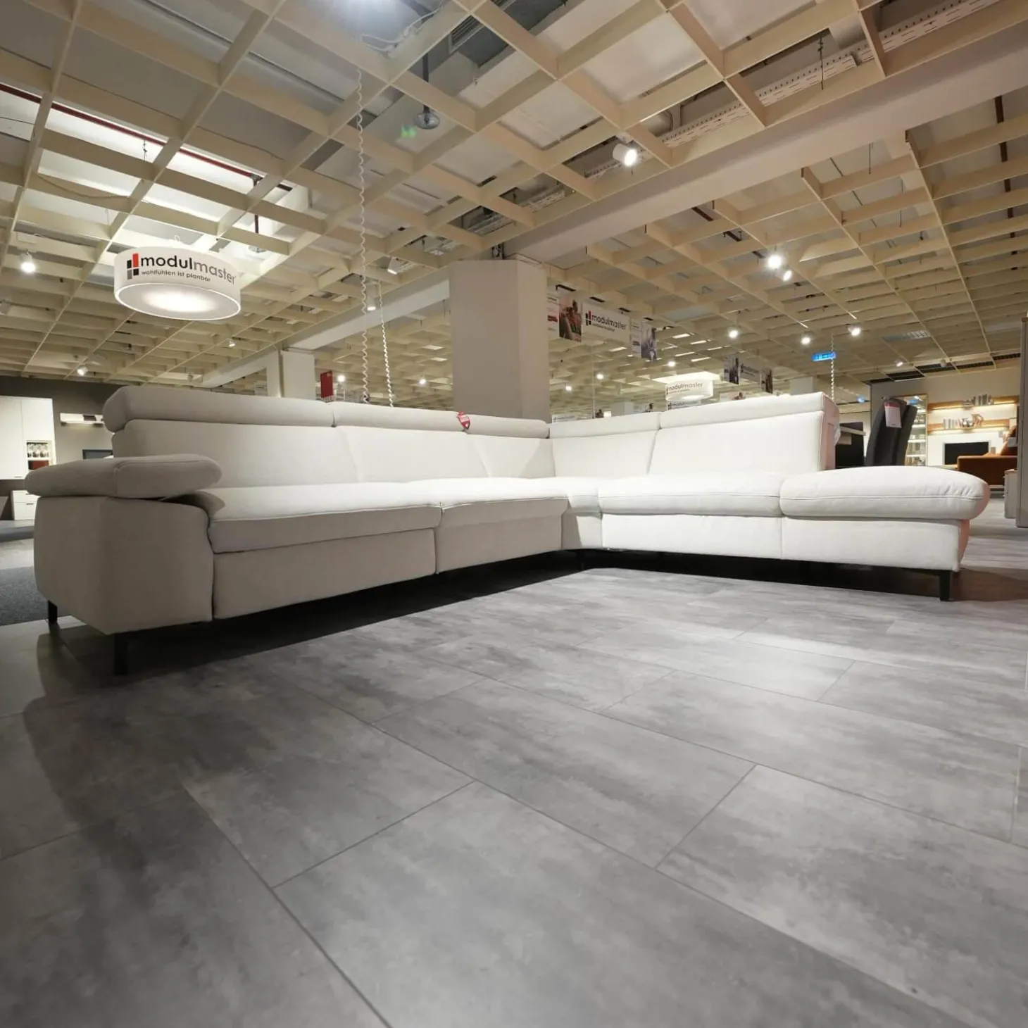 Ecksofa MM ZE1161 Stoff Calido Ecru Grau Metallfüße Schwarz Mit Motorischer Wallaway Funktion