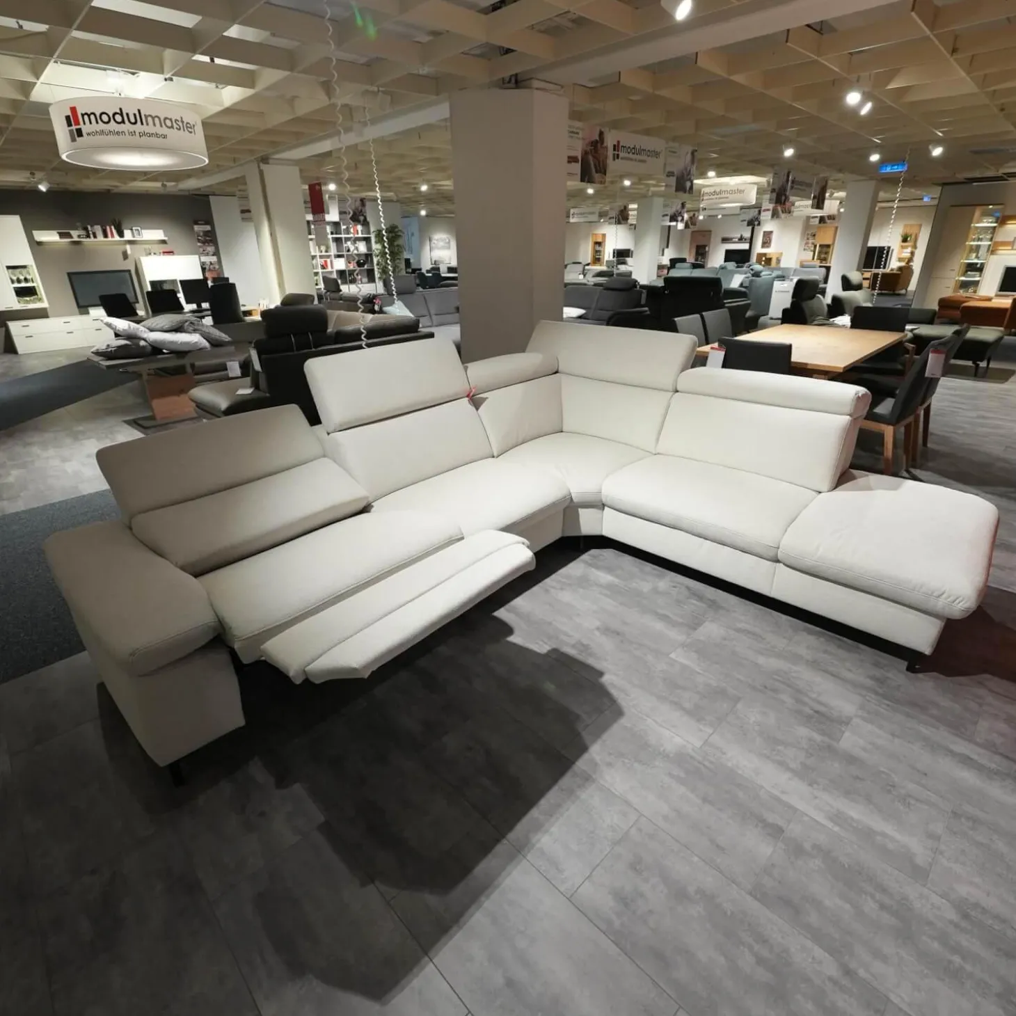 Ecksofa MM ZE1161 Stoff Calido Ecru Grau Metallfüße Schwarz Mit Motorischer Wallaway Funktion