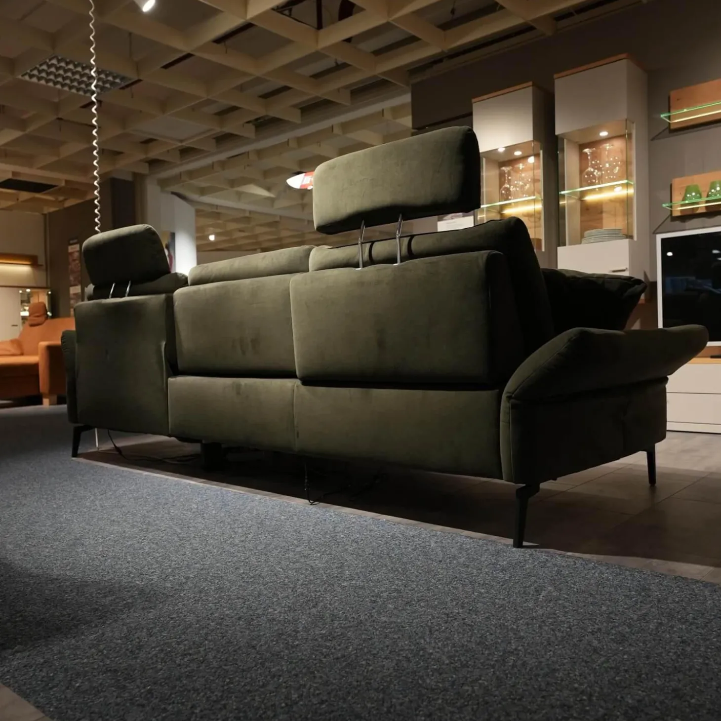 Ecksofa MM ZE1156 Stoff Salsa Olive Grün Metallfuß Schwarz Mit Motorischer Sitztiefenverstellung Und Schlaffunktion