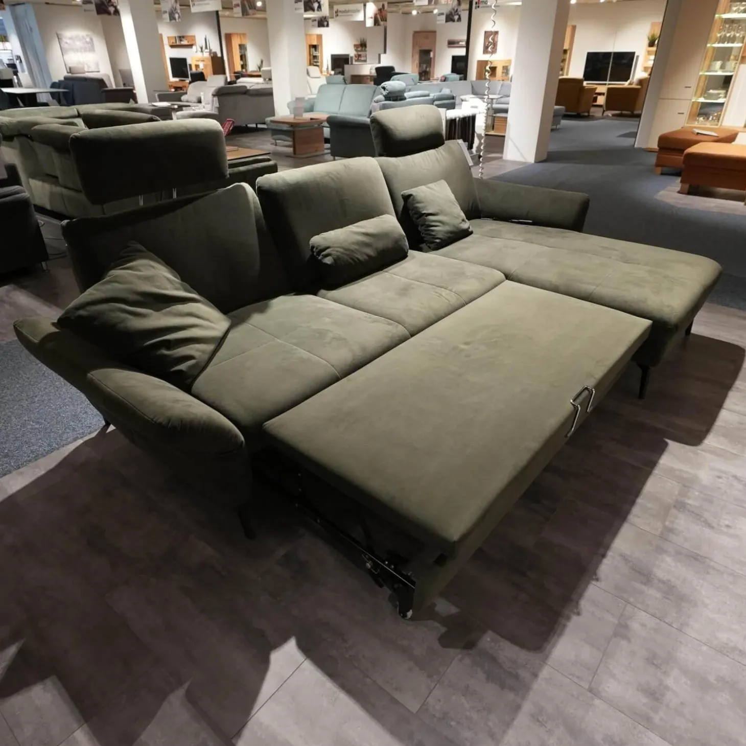 Ecksofa MM ZE1156 Stoff Salsa Olive Grün Metallfuß Schwarz Mit Motorischer Sitztiefenverstellung Und Schlaffunktion