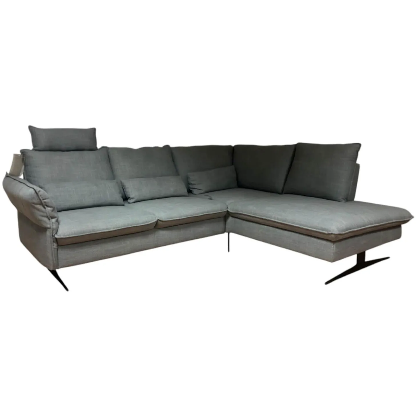 Ecksofa Modell 1043 Stoff Picasso Stone Grau PG 3 mit Kopfstütze und Nierenkissen