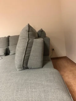 Ecksofa Modell 1043 Stoff Picasso Stone Grau PG 3 mit Kopfstütze und Nierenkissen