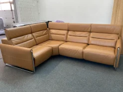 Ecksofa Modell Emily iLeder Cori Farbe Caramel Metall Armlehne Chrom mit Power Funktionen