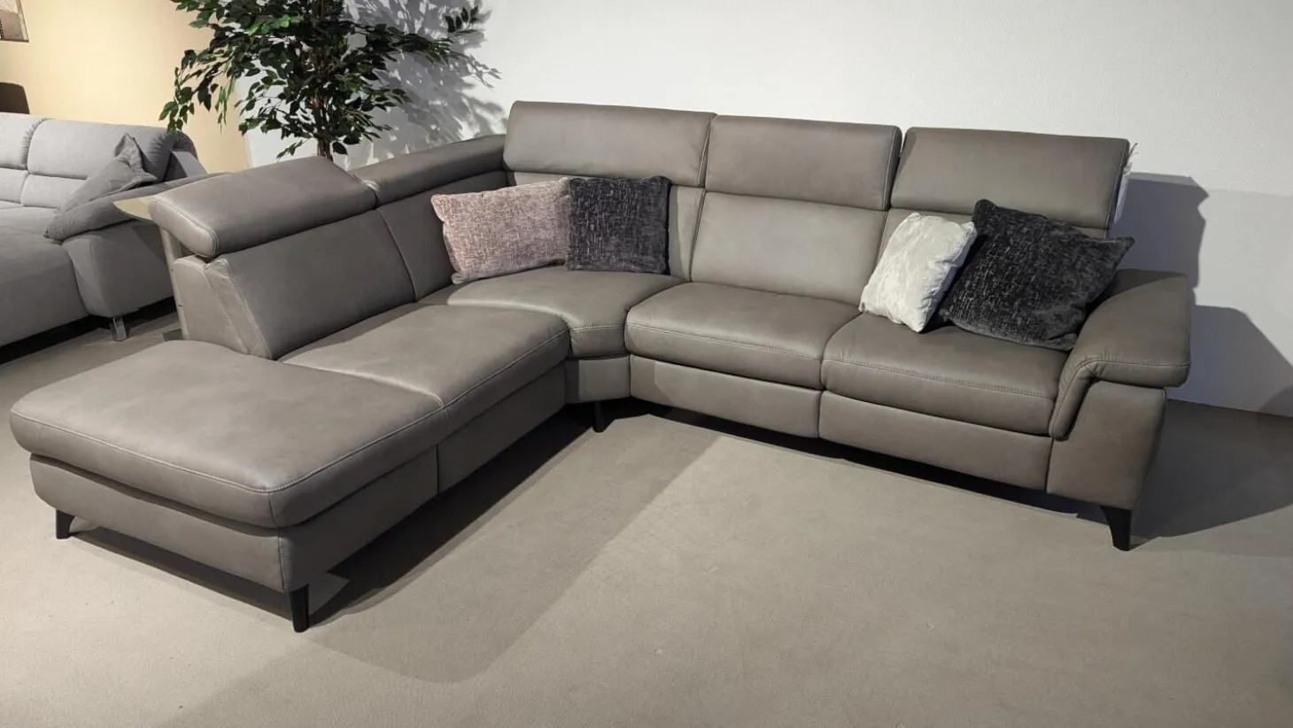 Ecksofa Motion IV Leder LL Evita Smoke Grau Metallfuß Schwarz Mit Tisch Und Kissen