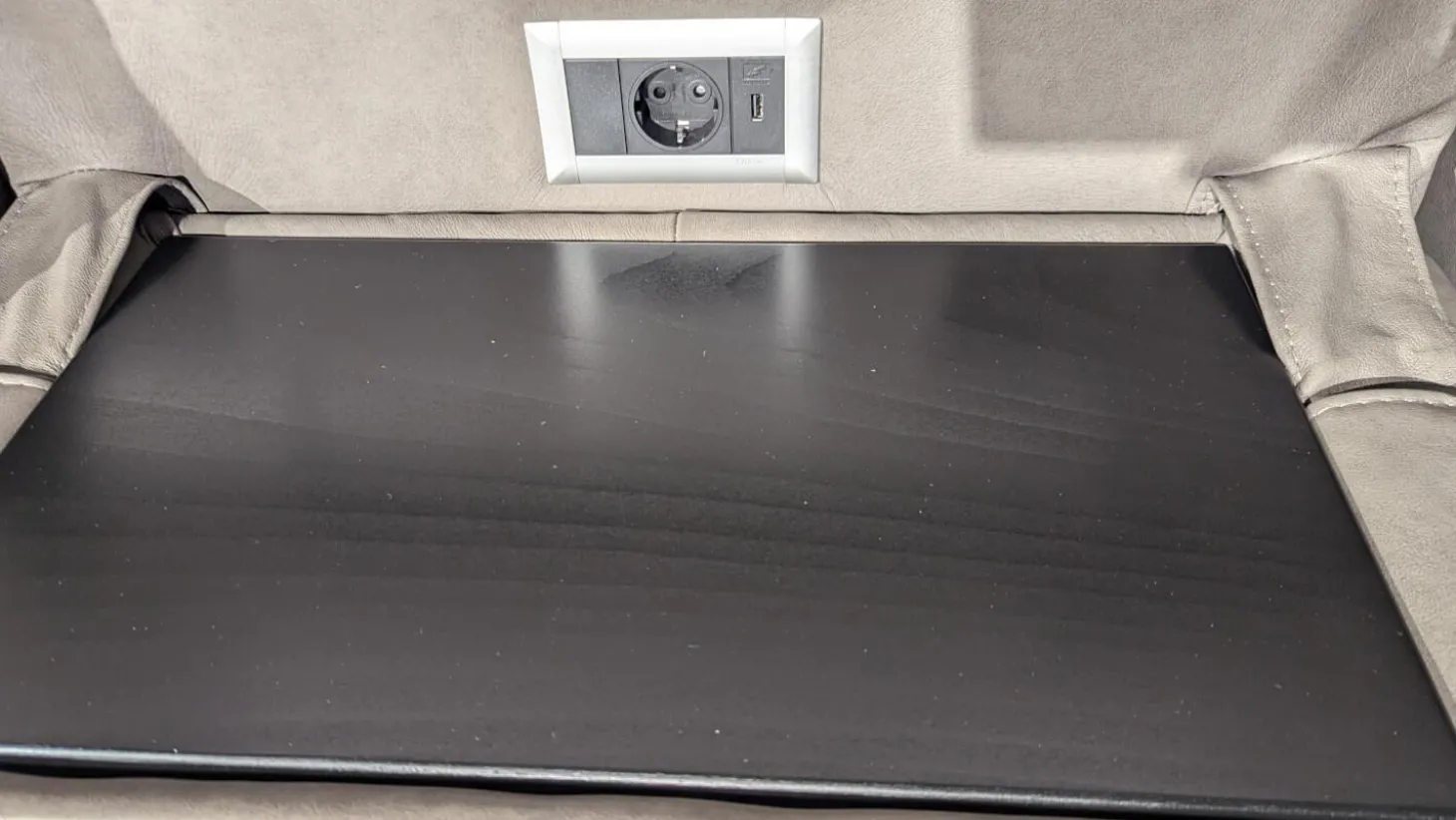 Ecksofa Motion IV Leder LL Evita Smoke Grau Metallfuß Schwarz Mit Tisch Und Kissen