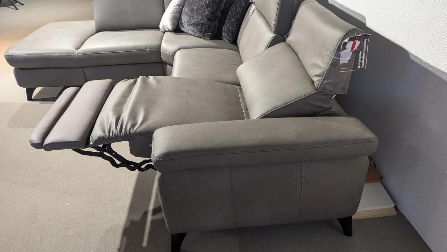 Ecksofa Motion IV Leder LL Evita Smoke Grau Metallfuß Schwarz Mit Tisch Und Kissen