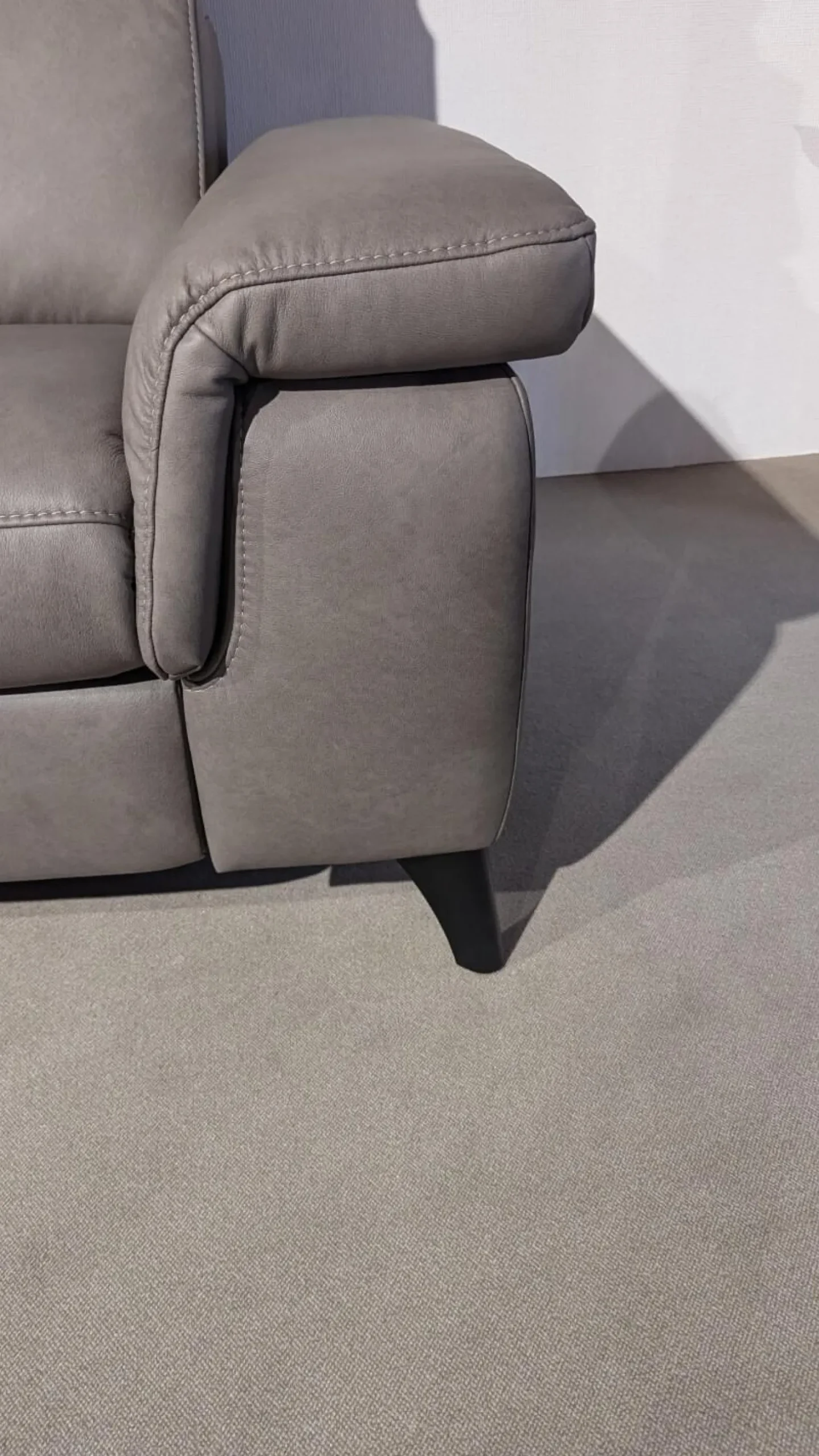 Ecksofa Motion IV Leder LL Evita Smoke Grau Metallfuß Schwarz Mit Tisch Und Kissen