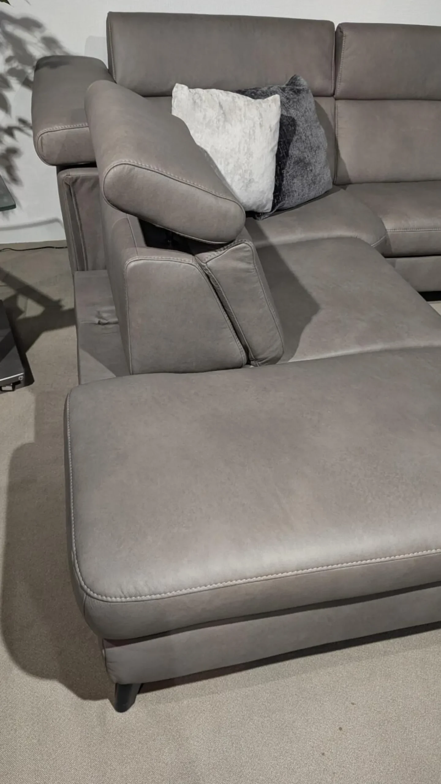 Ecksofa Motion IV Leder LL Evita Smoke Grau Metallfuß Schwarz Mit Tisch Und Kissen