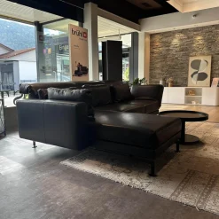 Ecksofa Moule Medium Leder 5669 0010 Schwarz Fuß Kufe Schwarz Pulverbeschichtet Mit Kissen