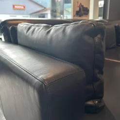 Ecksofa Moule Medium Leder 5669 0010 Schwarz Fuß Kufe Schwarz Pulverbeschichtet Mit Kissen