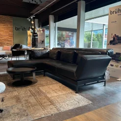 Ecksofa Moule Medium Leder 5669 0010 Schwarz Fuß Kufe Schwarz Pulverbeschichtet Mit Kissen