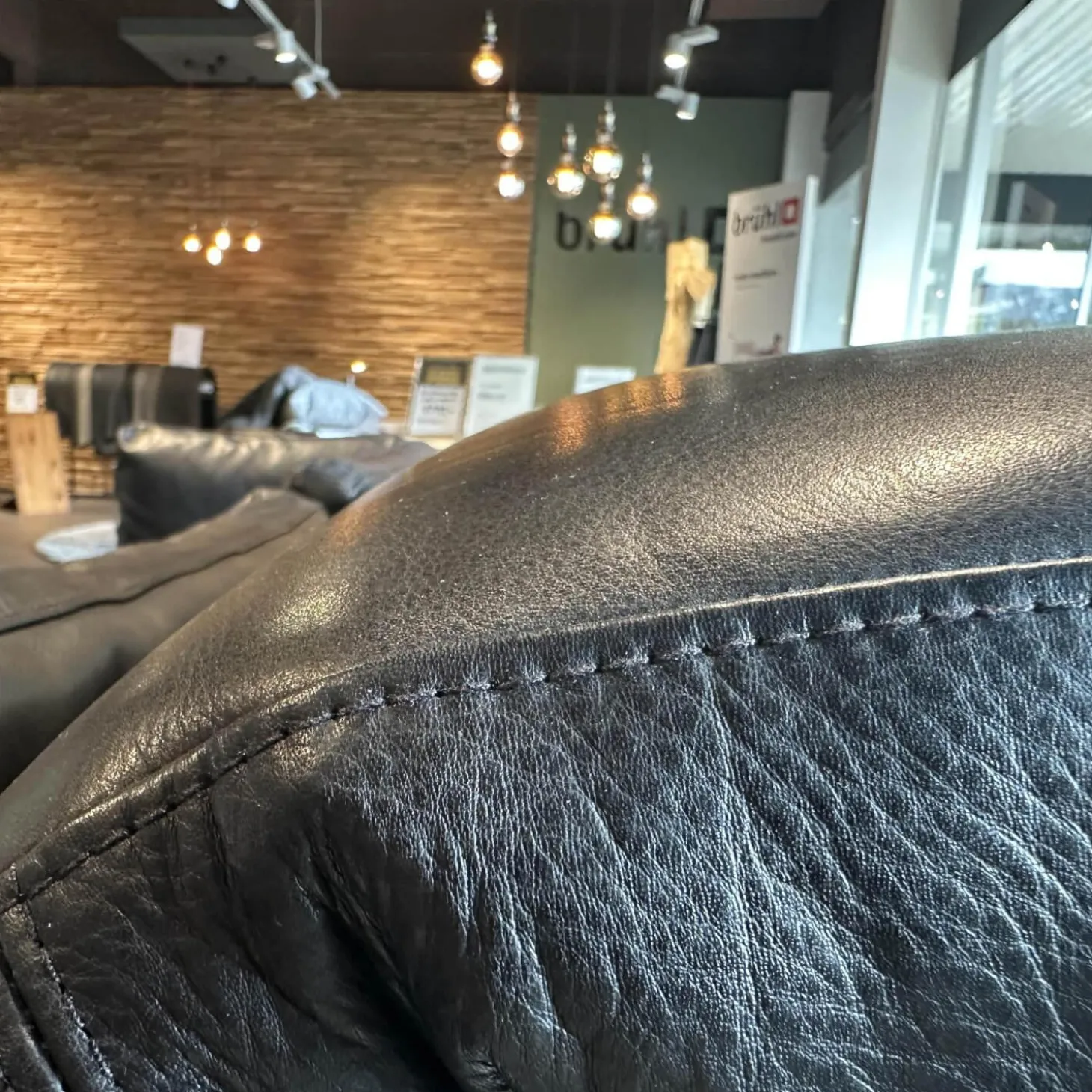 Ecksofa Moule Medium Leder 5669 0010 Schwarz Fuß Kufe Schwarz Pulverbeschichtet Mit Kissen