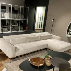 Ecksofa Oscar Stoff 2 Ollin 101 Hellgrau Beige Sockel Metall Schwarz Lackiert Füße Chrom Gold