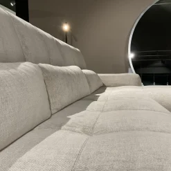 Ecksofa Oscar Stoff 2 Ollin 101 Hellgrau Beige Sockel Metall Schwarz Lackiert Füße Chrom Gold