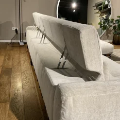 Ecksofa Oscar Stoff 2 Ollin 101 Hellgrau Beige Sockel Metall Schwarz Lackiert Füße Chrom Gold