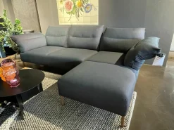 Ecksofa Pandarine Stoff Fiord 981 Grau Gestell Walnuss Geölt