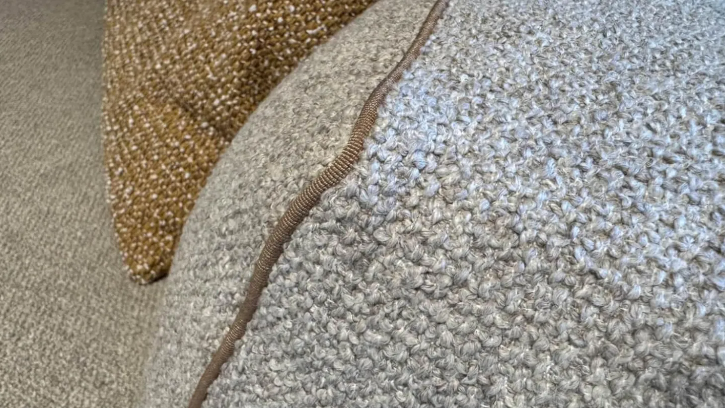 Ecksofa Perry Stoff Elettra 202 Grau Keder Gros Grain 142 Grau Braun Füße Silber Inklusive Kissen