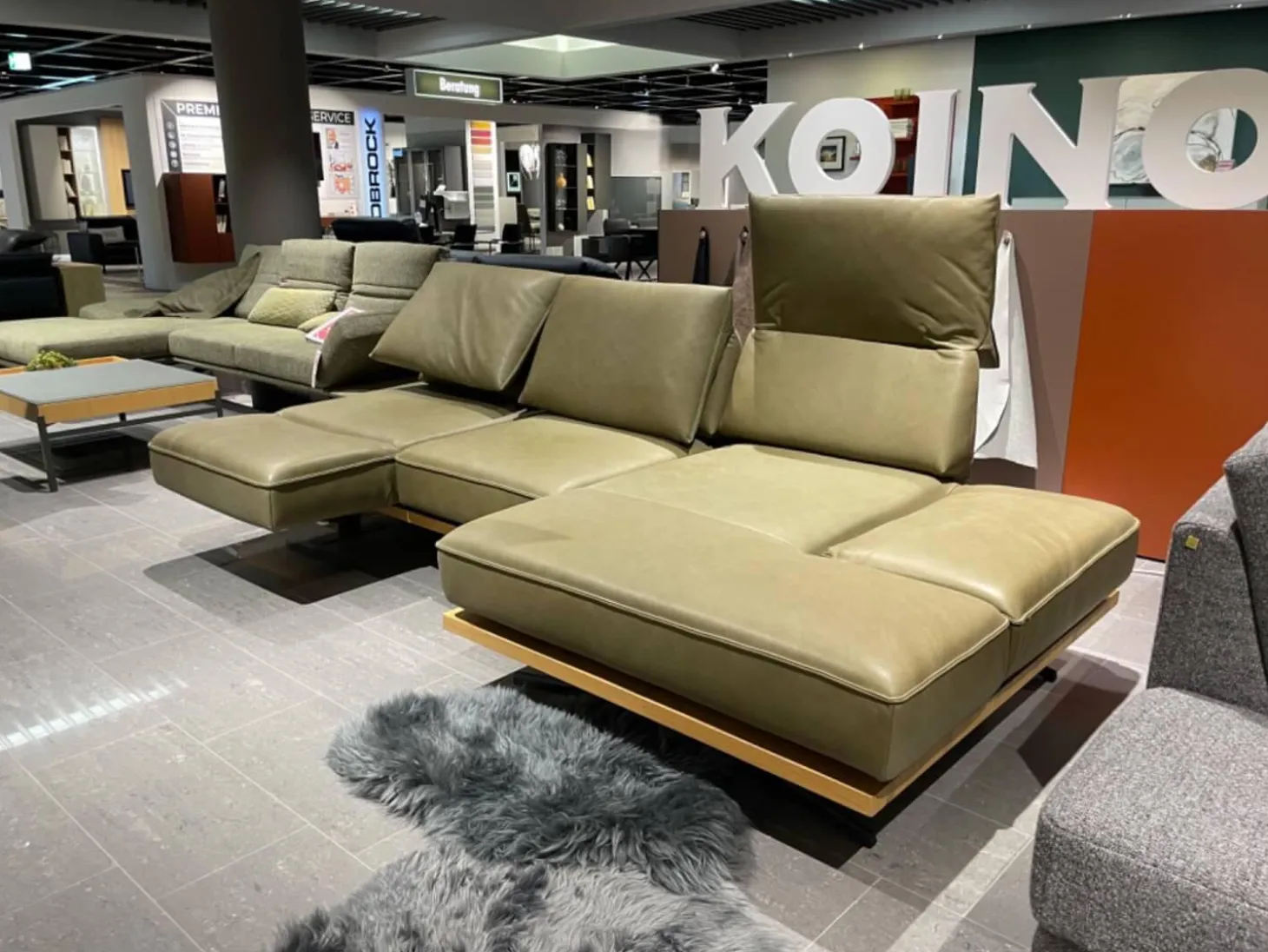 Ecksofa Phoenix Leder B Toro Cactus Grün Plateau Wildeiche Furniert Gestell Aluminium Schwertkufe