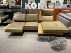 Ecksofa Phoenix Leder B Toro Cactus Grün Plateau Wildeiche Furniert Gestell Aluminium Schwertkufe