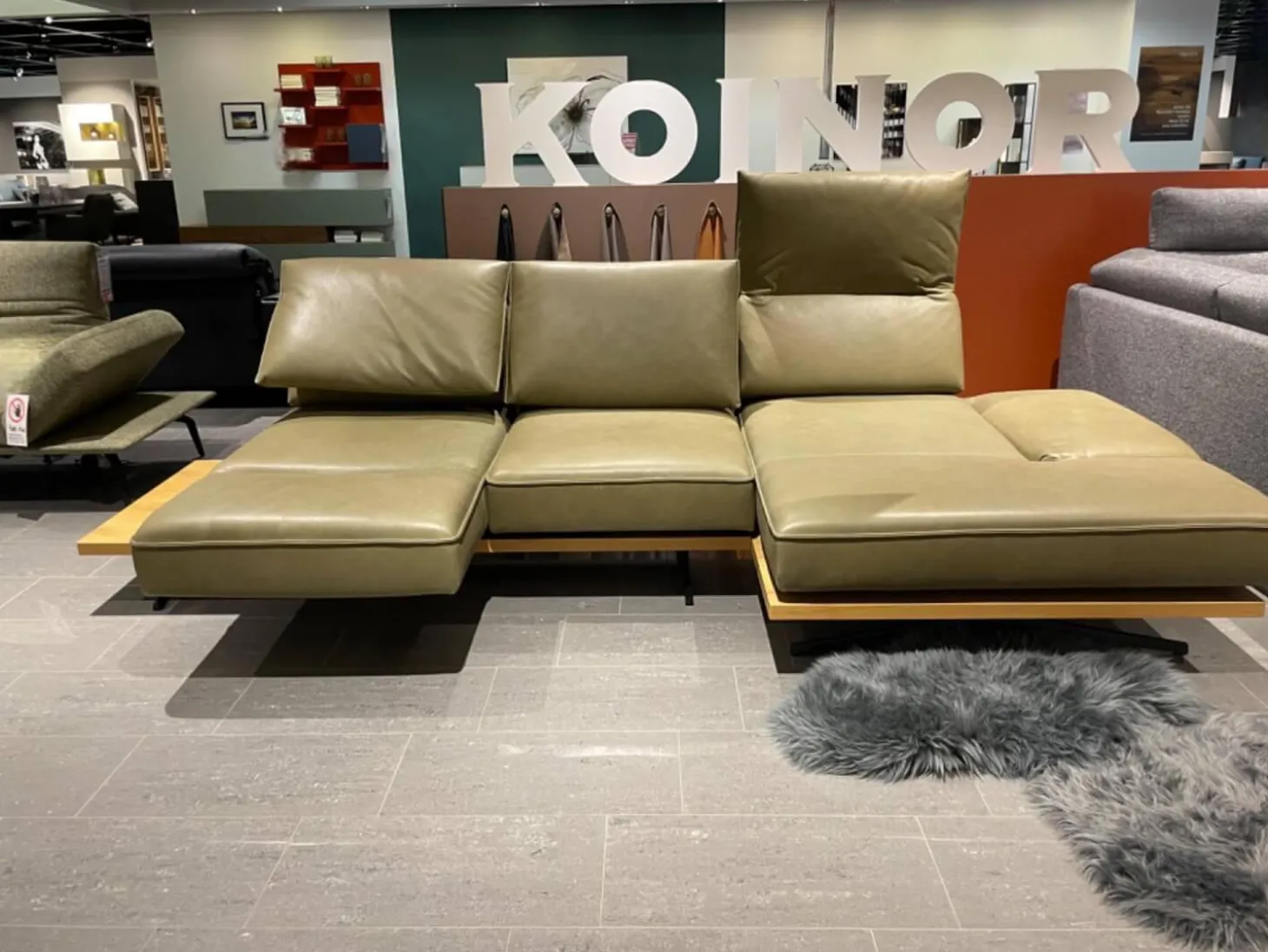 Ecksofa Phoenix Leder B Toro Cactus Grün Plateau Wildeiche Furniert Gestell Aluminium Schwertkufe