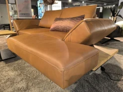 Ecksofa Phoenix VZ Leder B Toro Whiskey Braun Plateau Wildeiche Natur Furniert Geölt Kufe Aluminium Schwarz Matt