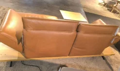 Ecksofa Phoenix VZ Leder B Toro Whiskey Braun Plateau Wildeiche Natur Furniert Geölt Kufe Aluminium Schwarz Matt