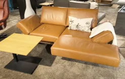 Ecksofa Phoenix VZ Leder B Toro Whiskey Braun Plateau Wildeiche Natur Furniert Geölt Kufe Aluminium Schwarz Matt