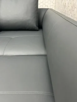 Ecksofa Prime Time 490 10 Leder Miami Schwarz Gestell Aluminium Hochglanz Poliert Inklusive Kissen mit der legendären Schwenkfunktion