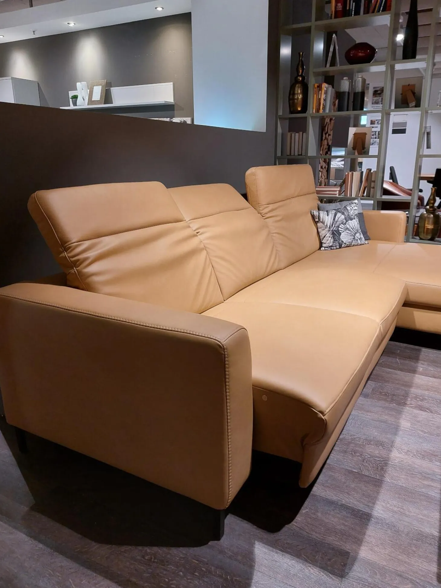 Ecksofa Rafaela Leder Vivre Honig Braun Füße Metall Pulverbeschichtet Schwarz Inklusive Motorischen Sitzvorzug Und Relaxfunktion