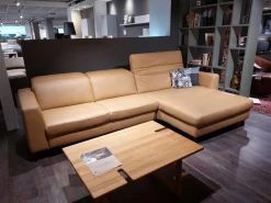 Ecksofa Rafaela Leder Vivre Honig Braun Füße Metall Pulverbeschichtet Schwarz Inklusive Motorischen Sitzvorzug Und Relaxfunktion