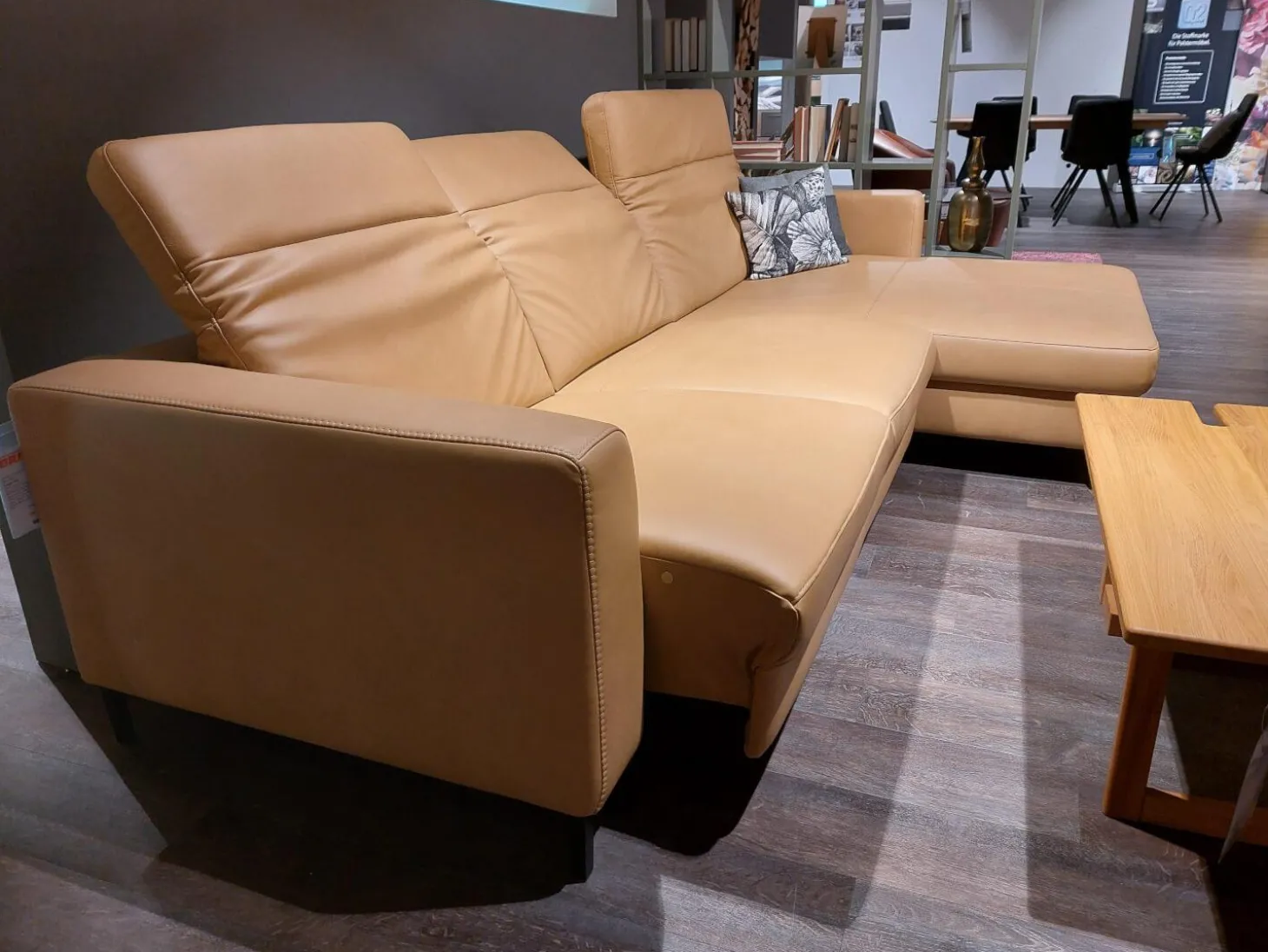 Ecksofa Rafaela Leder Vivre Honig Braun Füße Metall Pulverbeschichtet Schwarz Inklusive Motorischen Sitzvorzug Und Relaxfunktion