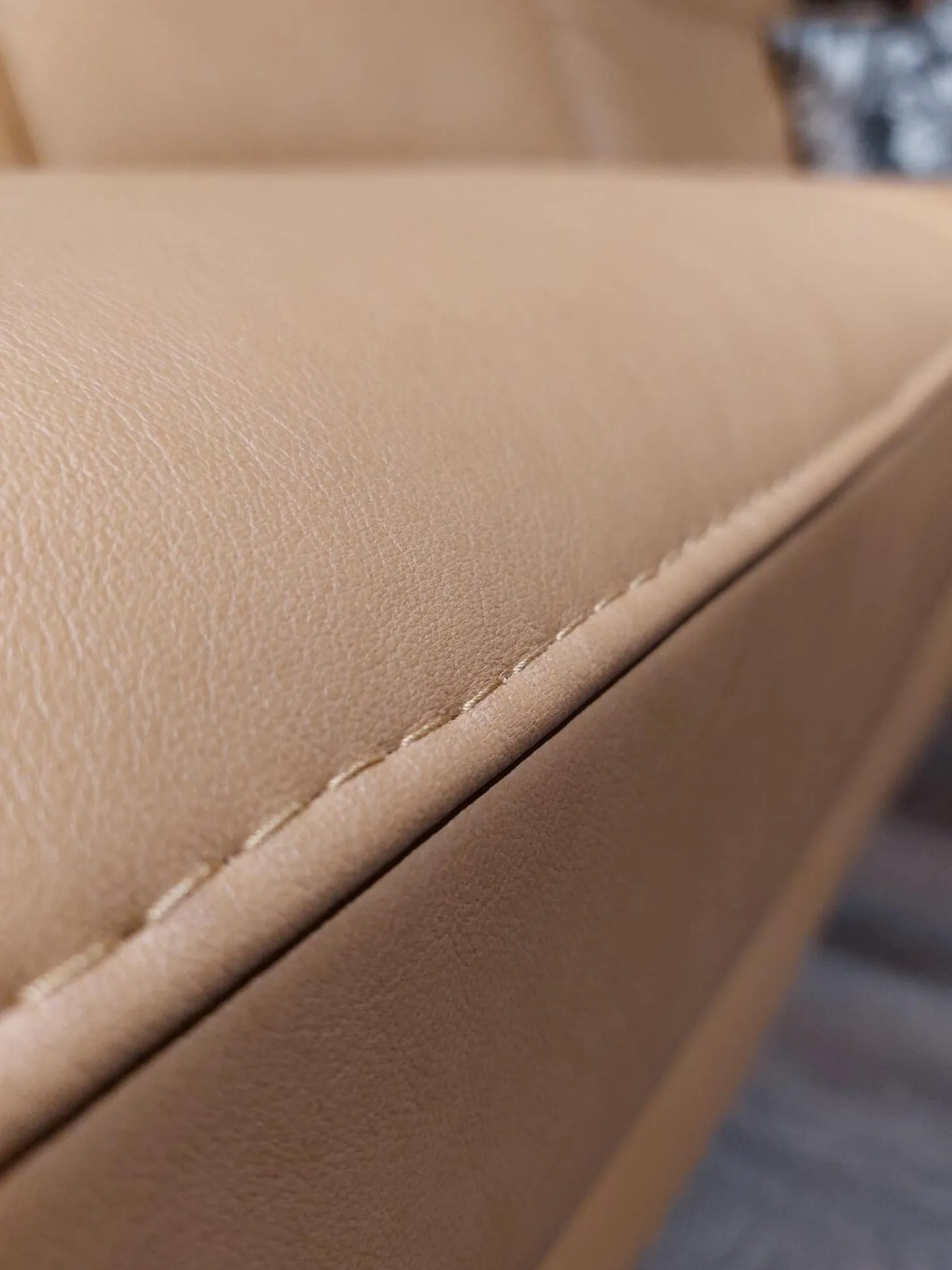 Ecksofa Rafaela Leder Vivre Honig Braun Füße Metall Pulverbeschichtet Schwarz Inklusive Motorischen Sitzvorzug Und Relaxfunktion