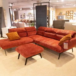 Ecksofa Valentina Inklusive Hocker Bezug Fusion 36 Farbton Carmine Rot Fuß Metall MR1 Schwarz Mit Kissen