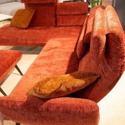 Ecksofa Valentina Inklusive Hocker Bezug Fusion 36 Farbton Carmine Rot Fuß Metall MR1 Schwarz Mit Kissen
