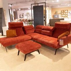 Ecksofa Valentina Inklusive Hocker Bezug Fusion 36 Farbton Carmine Rot Fuß Metall MR1 Schwarz Mit Kissen