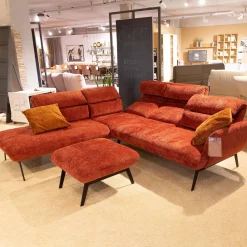 Ecksofa Valentina Inklusive Hocker Bezug Fusion 36 Farbton Carmine Rot Fuß Metall MR1 Schwarz Mit Kissen