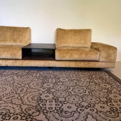 Ecksofa Vita 9 Stoff 30 Gingerbread mit Kissen und integrierten Ablagen