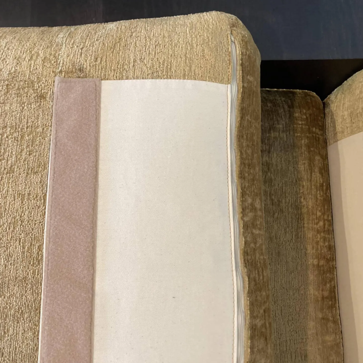 Ecksofa Vita 9 Stoff 30 Gingerbread mit Kissen und integrierten Ablagen