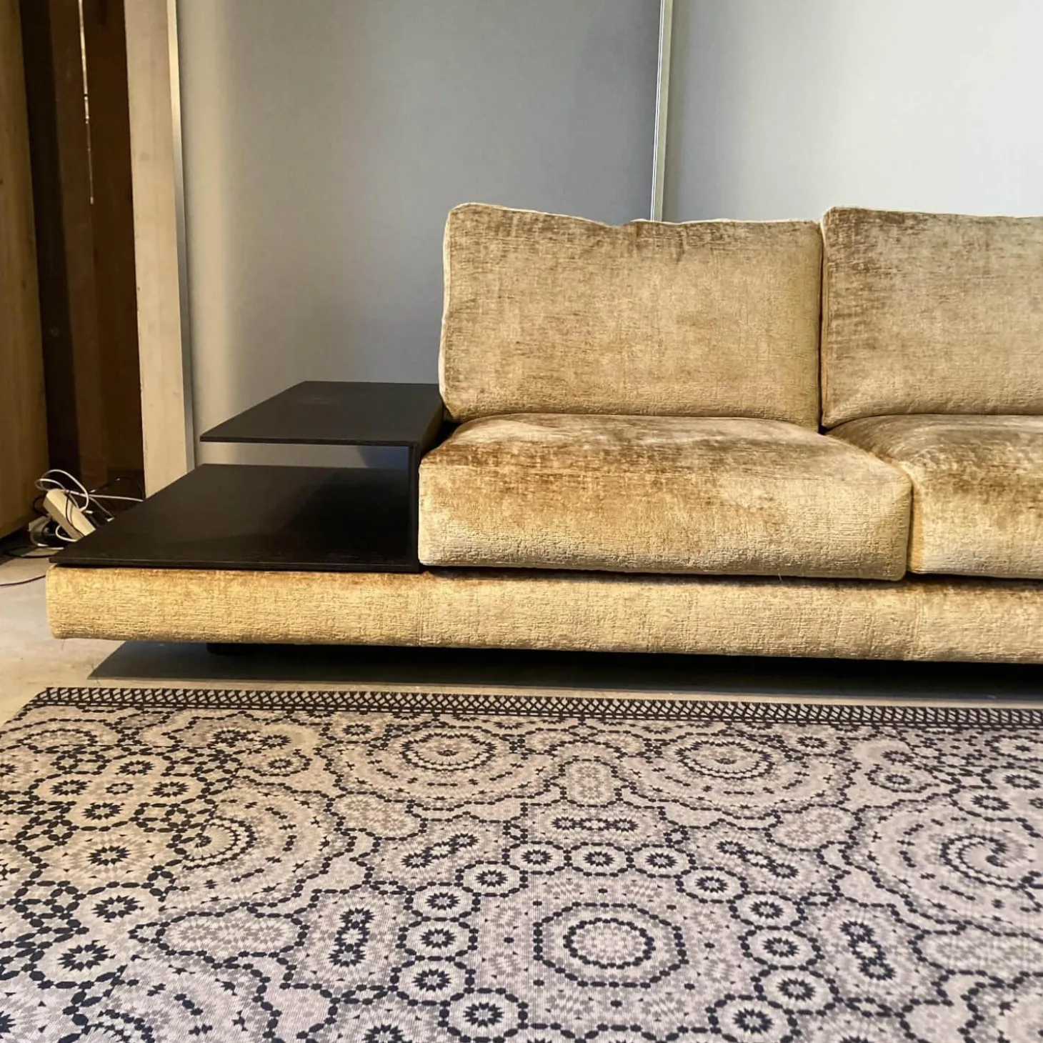 Ecksofa Vita 9 Stoff 30 Gingerbread mit Kissen und integrierten Ablagen