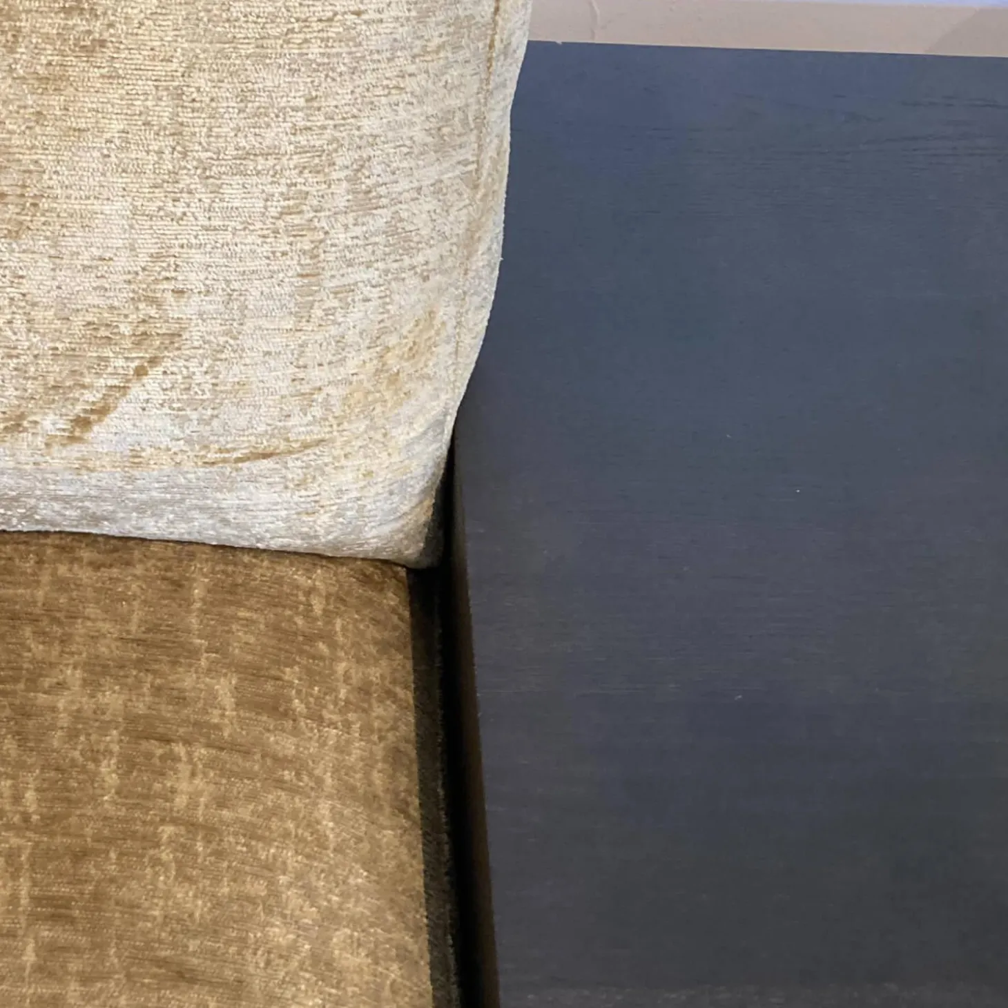 Ecksofa Vita 9 Stoff 30 Gingerbread mit Kissen und integrierten Ablagen